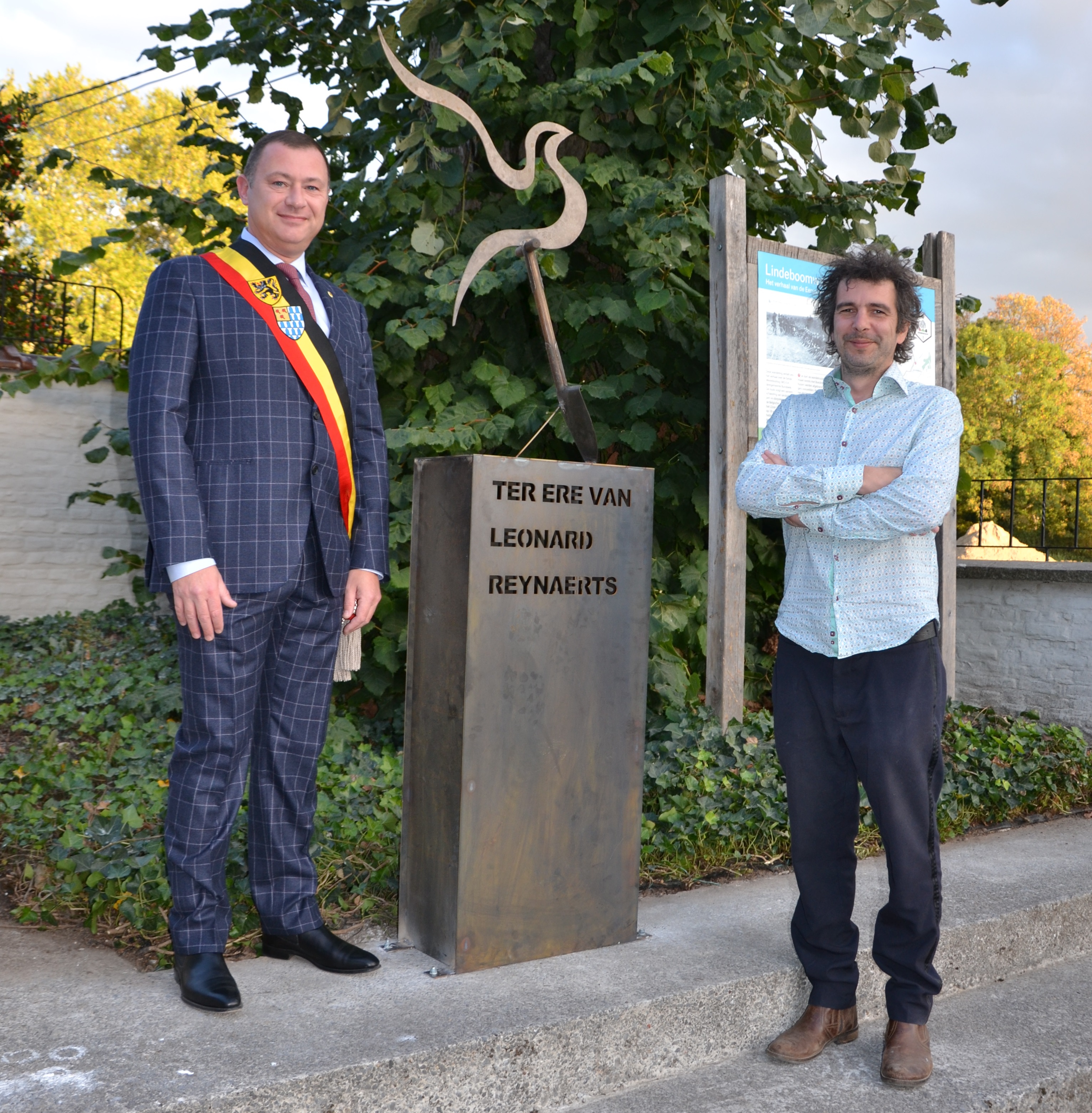 Inhuldiging van het monument ter ere van Leonard Reynaerts aan de pastorij in Bunsbeek dat kunstenaar Frederik Vaes in opdracht van de gemeente maakte in 2018