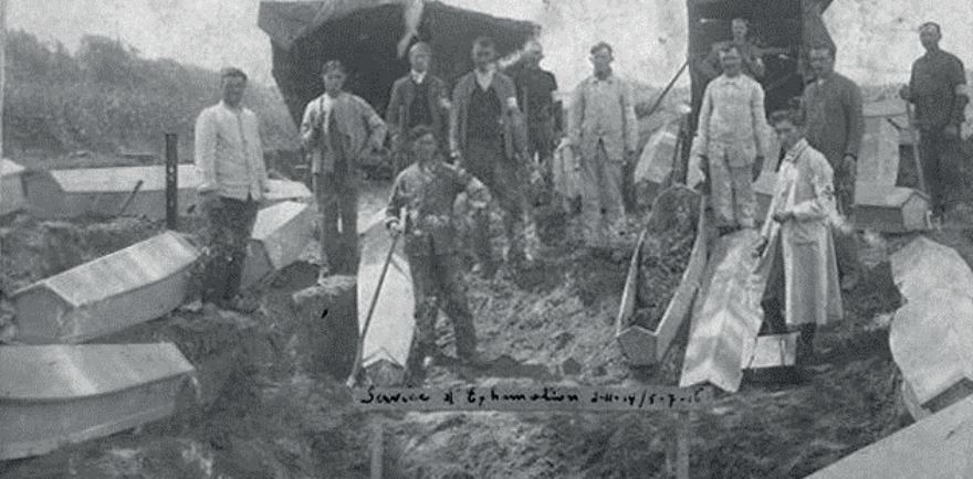 Opgraving van het massagraf in de Lindestraat in 1920
